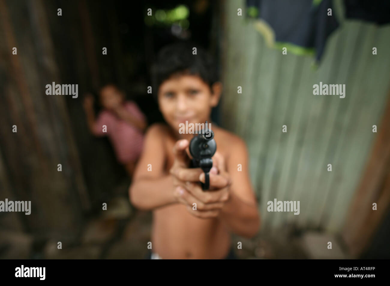 Kinder, die lokalen Banden, die extrem gewalttätig Stockfoto