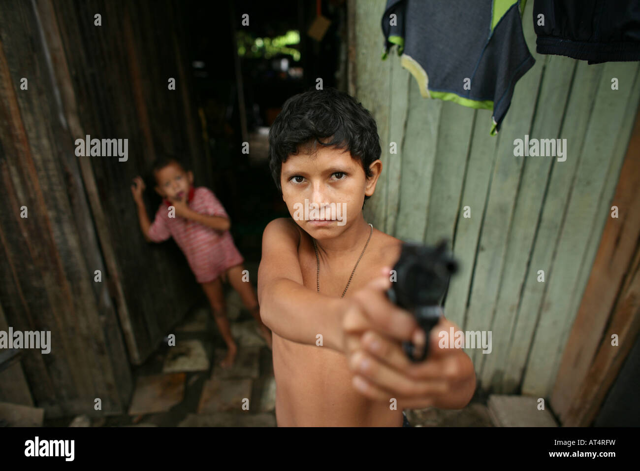 Kinder, die lokalen Banden, die extrem gewalttätig Stockfoto