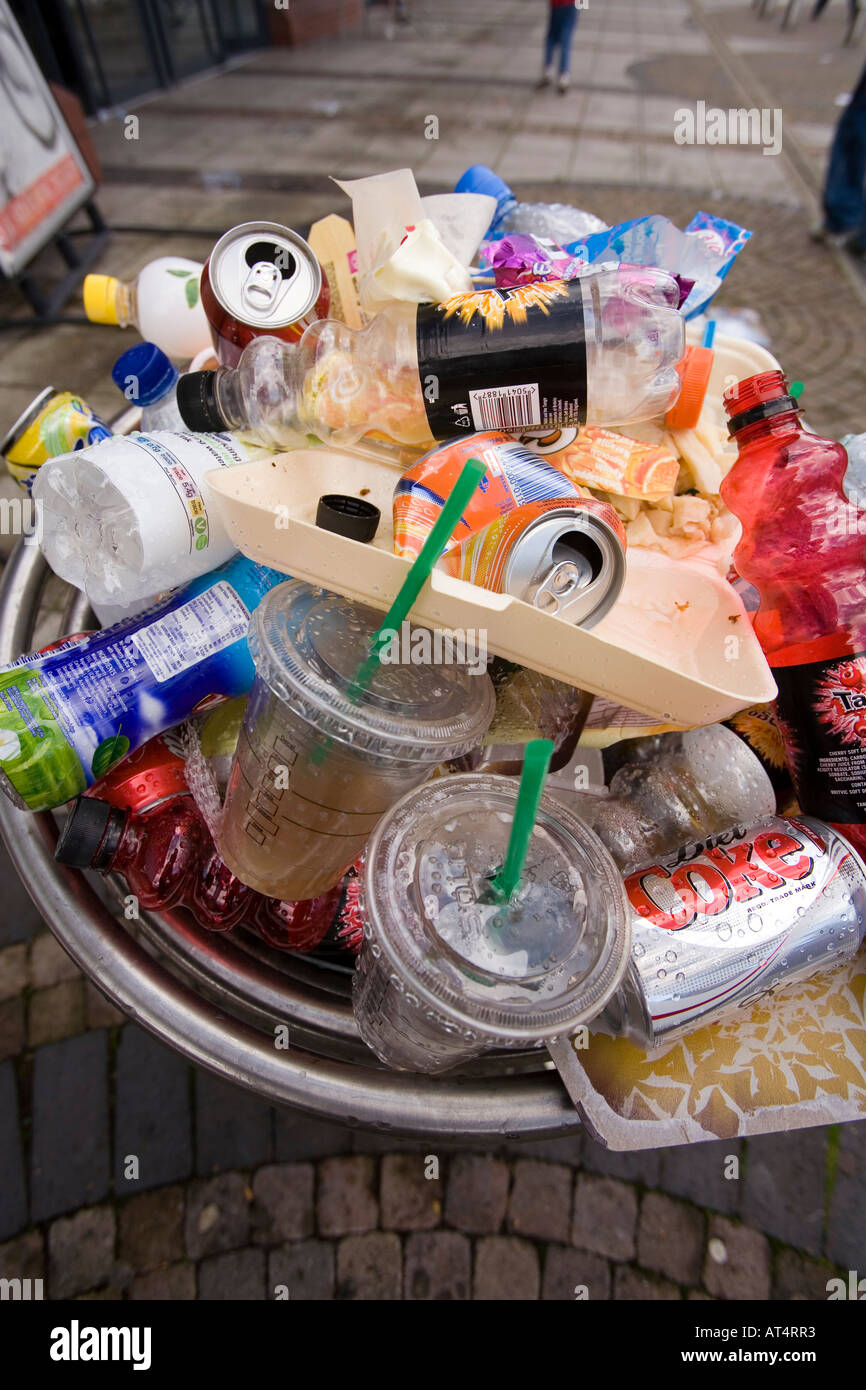 überquellenden Abfallbehälter voll von Fast-Food-Wurf Stockfoto