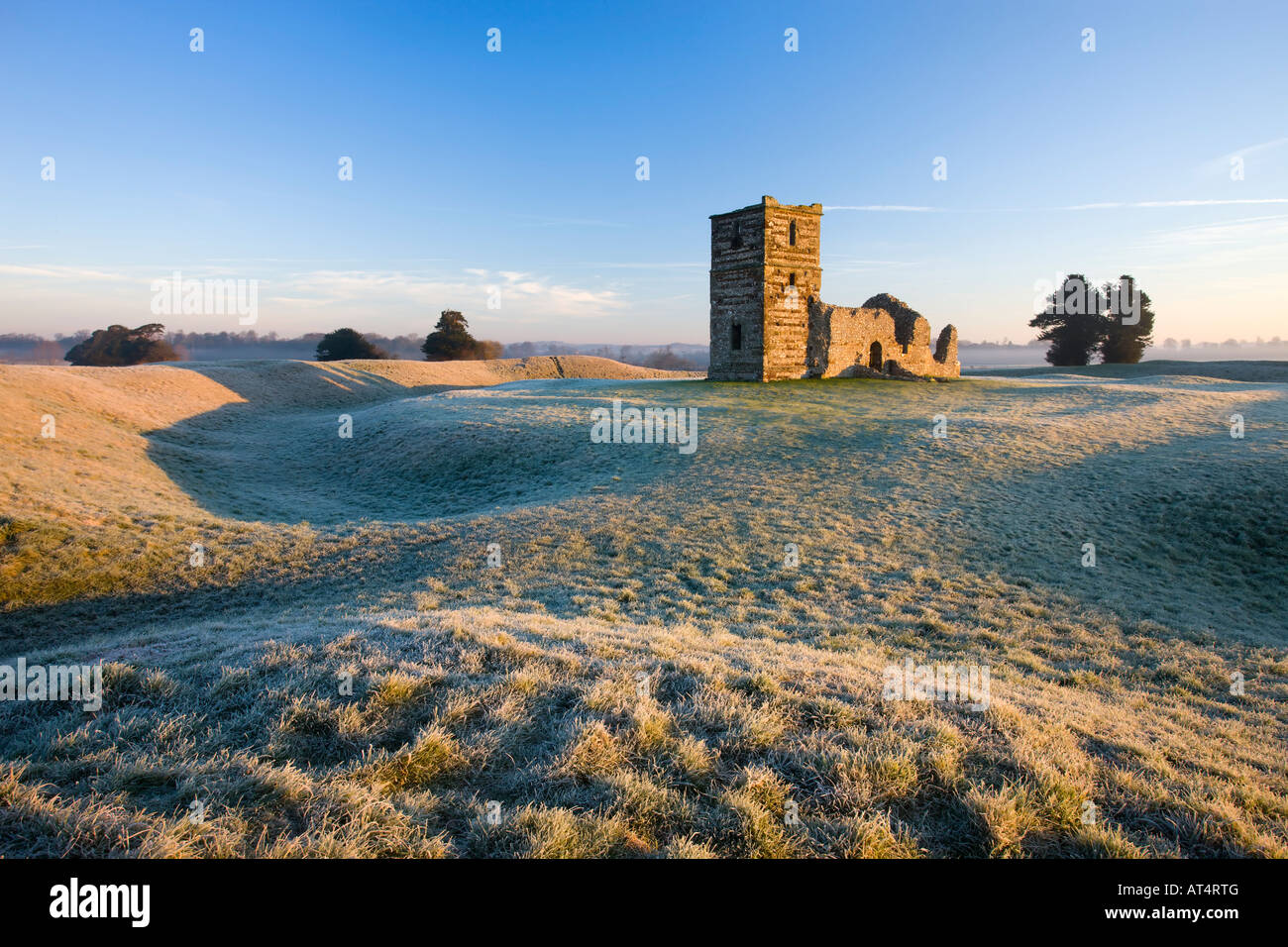 Die Ruinen der Kirche Knowlton in Dorset an einem frostigen Wintermorgen Stockfoto