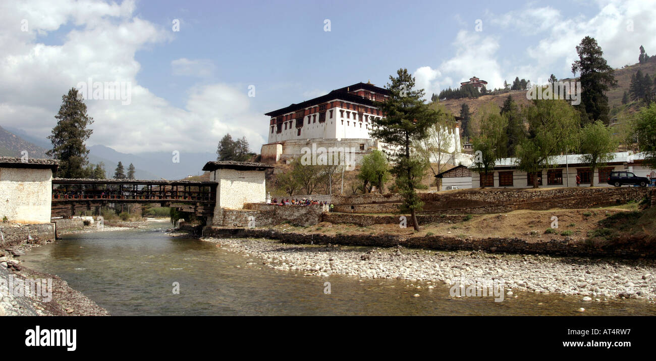 Bhutan-Paro-Tal Brücke über Fluss Paro Dzong Panorama Stockfoto