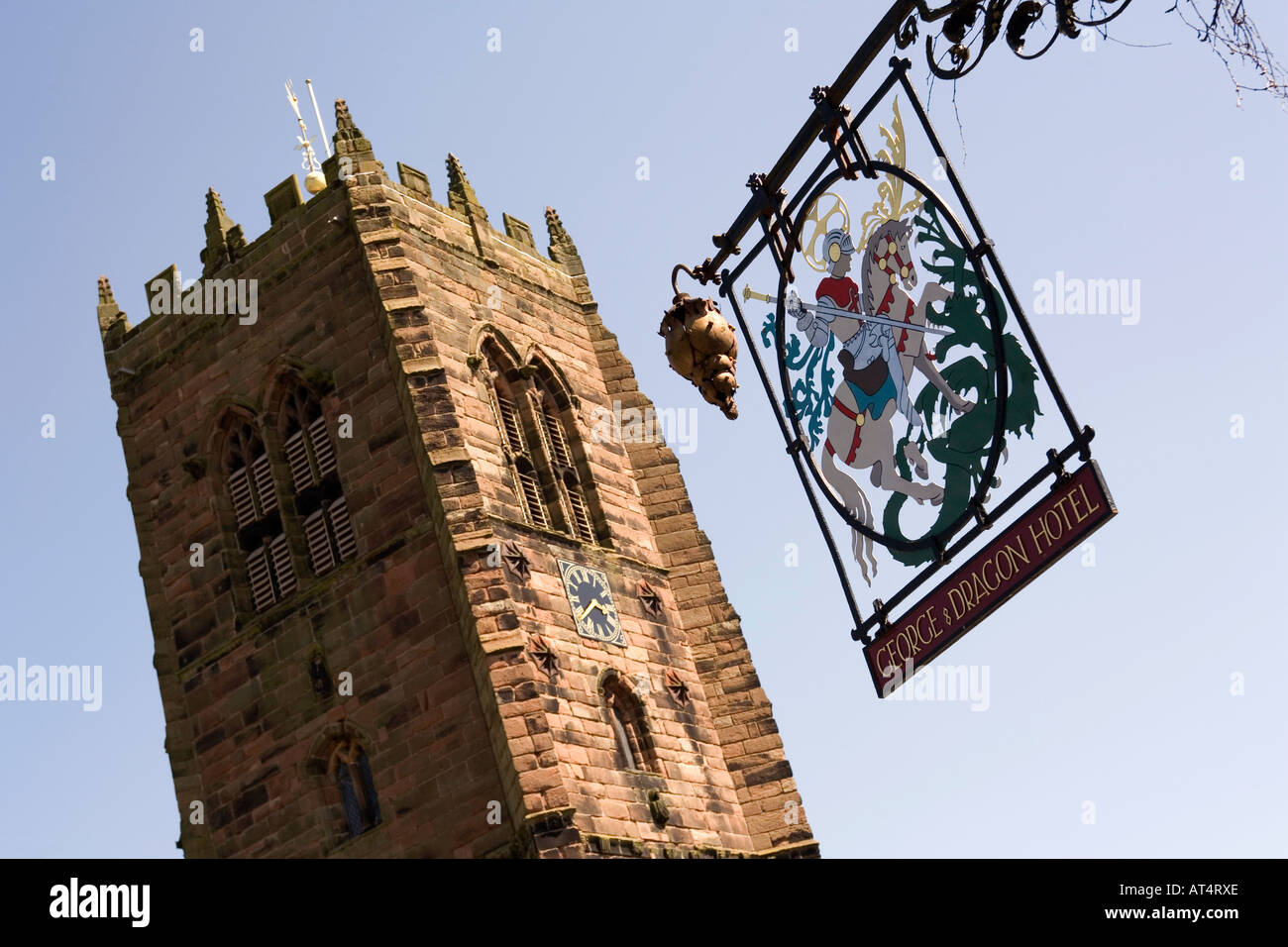 Cheshire Great Budworth George Dragon Pub Schild und Turm der Kirche St Marys Stockfoto