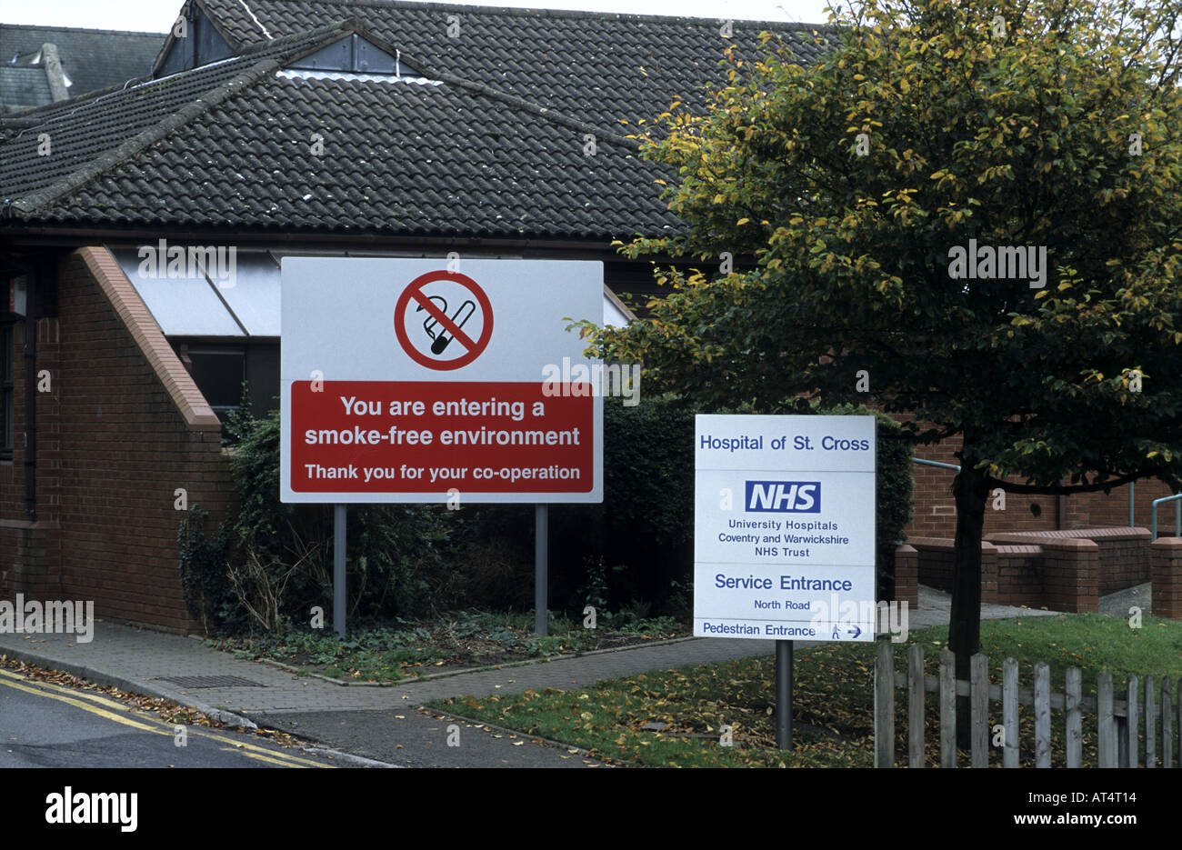 Kein Rauchen Schilder, Krankenhaus des Heiligen Kreuzes, Rugby, Warwickshire, England, UK Stockfoto