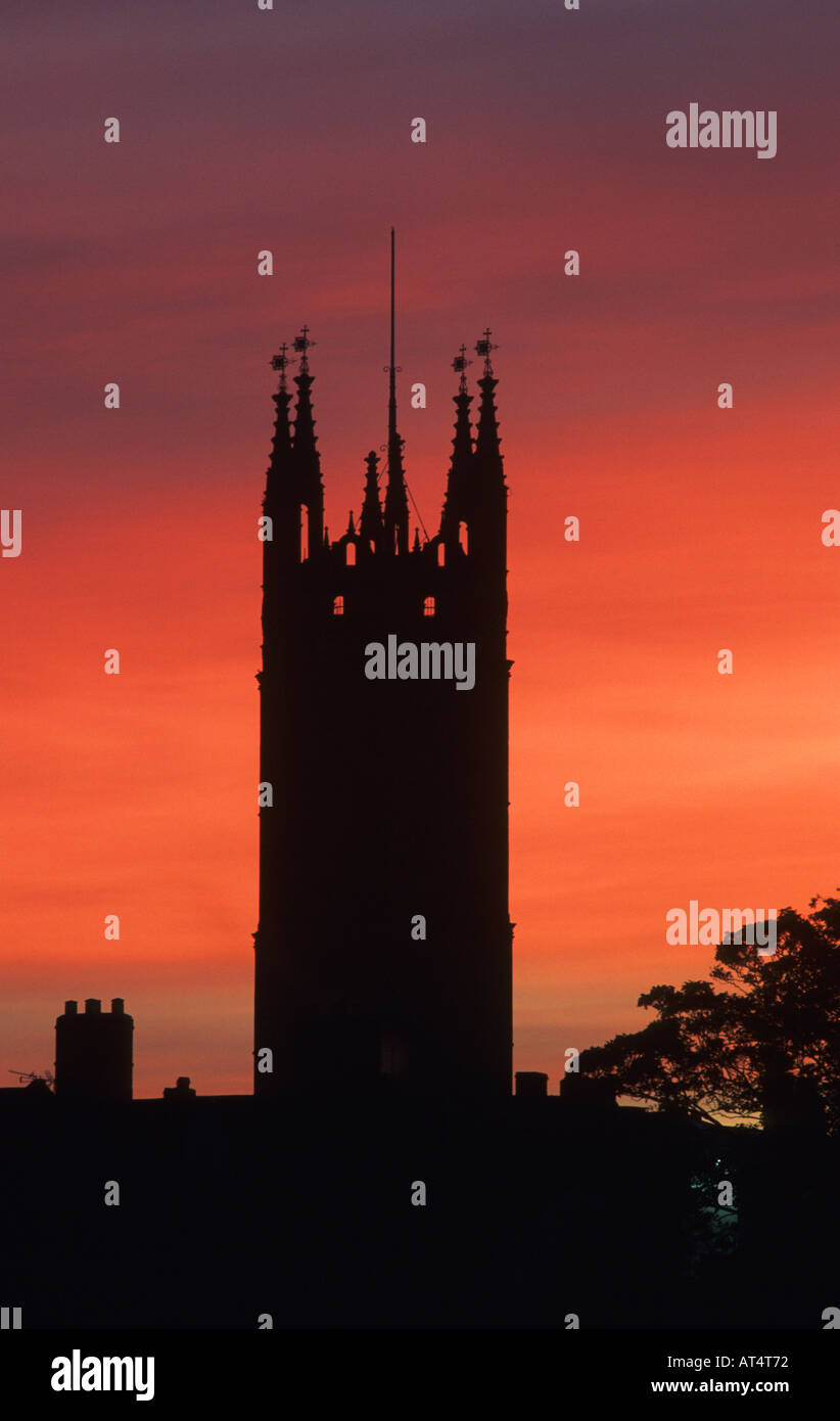 St. Marien-Kirche, die Silhouette in der Morgendämmerung, Warwick, Warwickshire, England, UK Stockfoto