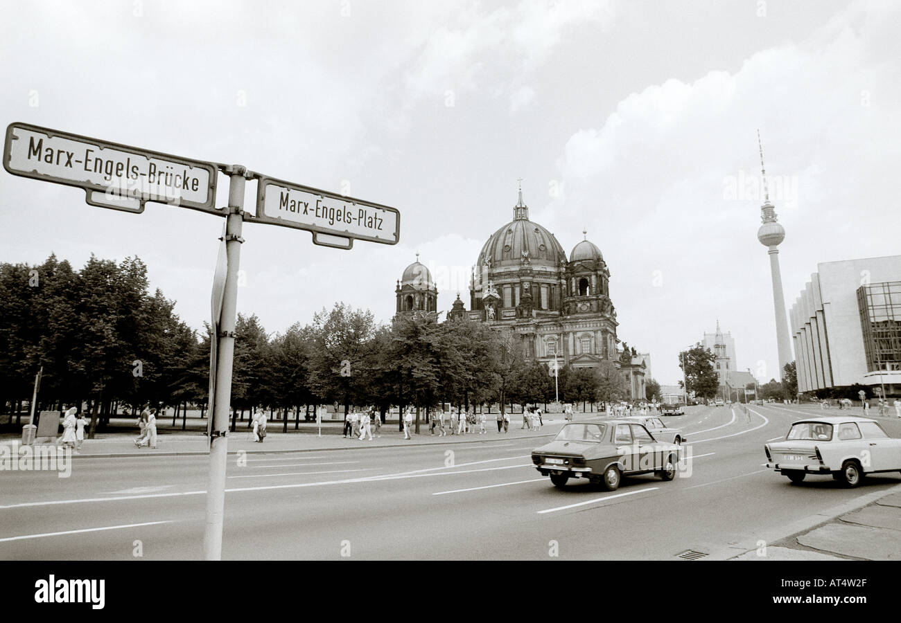 Berliner Dom im Kalten Krieg Ostberlin in Deutschland in Europa. Kirche Stadt Straße Geschichte historische historische Leben Lifestyle Auto Reportage Reisen Stockfoto