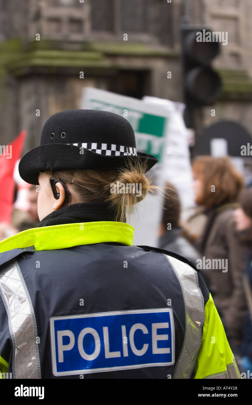 Polizistin an Protestmarsch Stockfoto