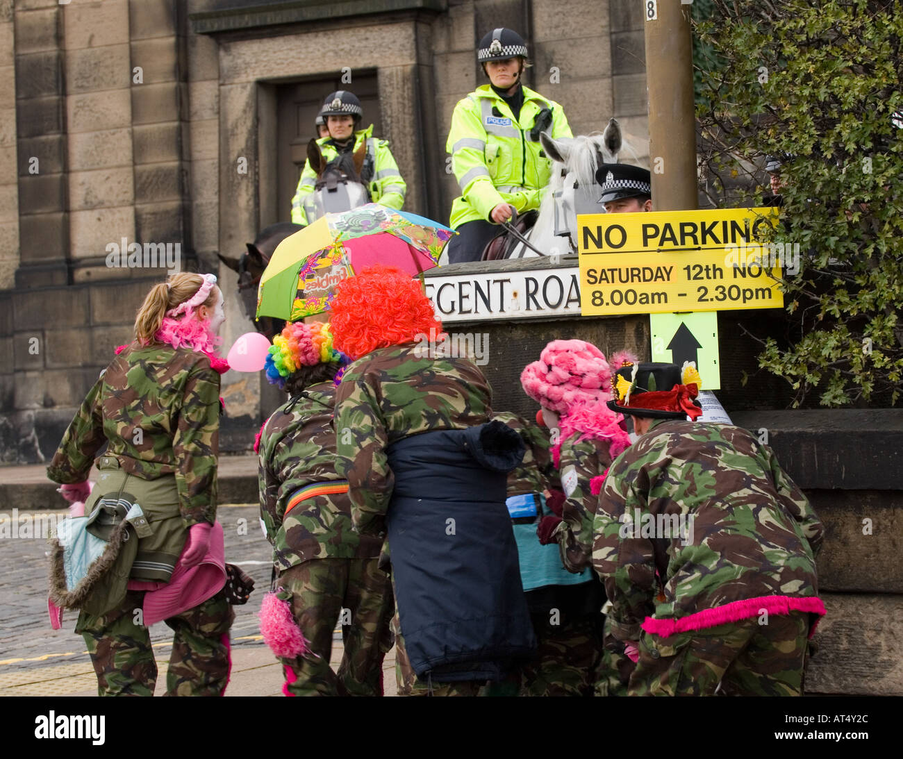 Die Clownsarmee Mitglieder an Haltestelle des Krieges marschieren, Edinburgh November 2005 Stockfoto