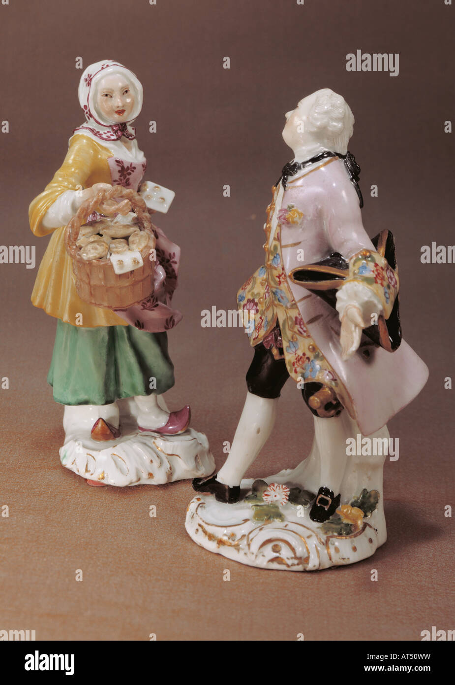 Bildende Kunst, Porzellan, Meissener Porzellan, "akronenverkaeuferin" (makronen Verkäufer), Höhe 15 cm, 'Marquis', Höhe 12,8 cm, Design wahrscheinlich von Peter Reinicke (1715-1768), Meissen, Deutschland, ca. 1753 / 1755, Privatsammlung, Artist's Urheberrecht nicht geklärt zu werden. Stockfoto