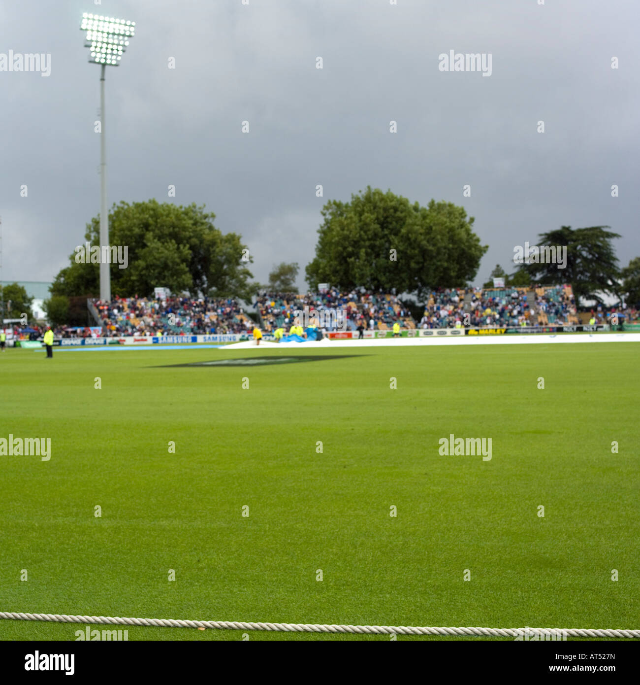 Cricket-Grenze mit Abdeckungen und krähte im Hintergrund Stockfoto