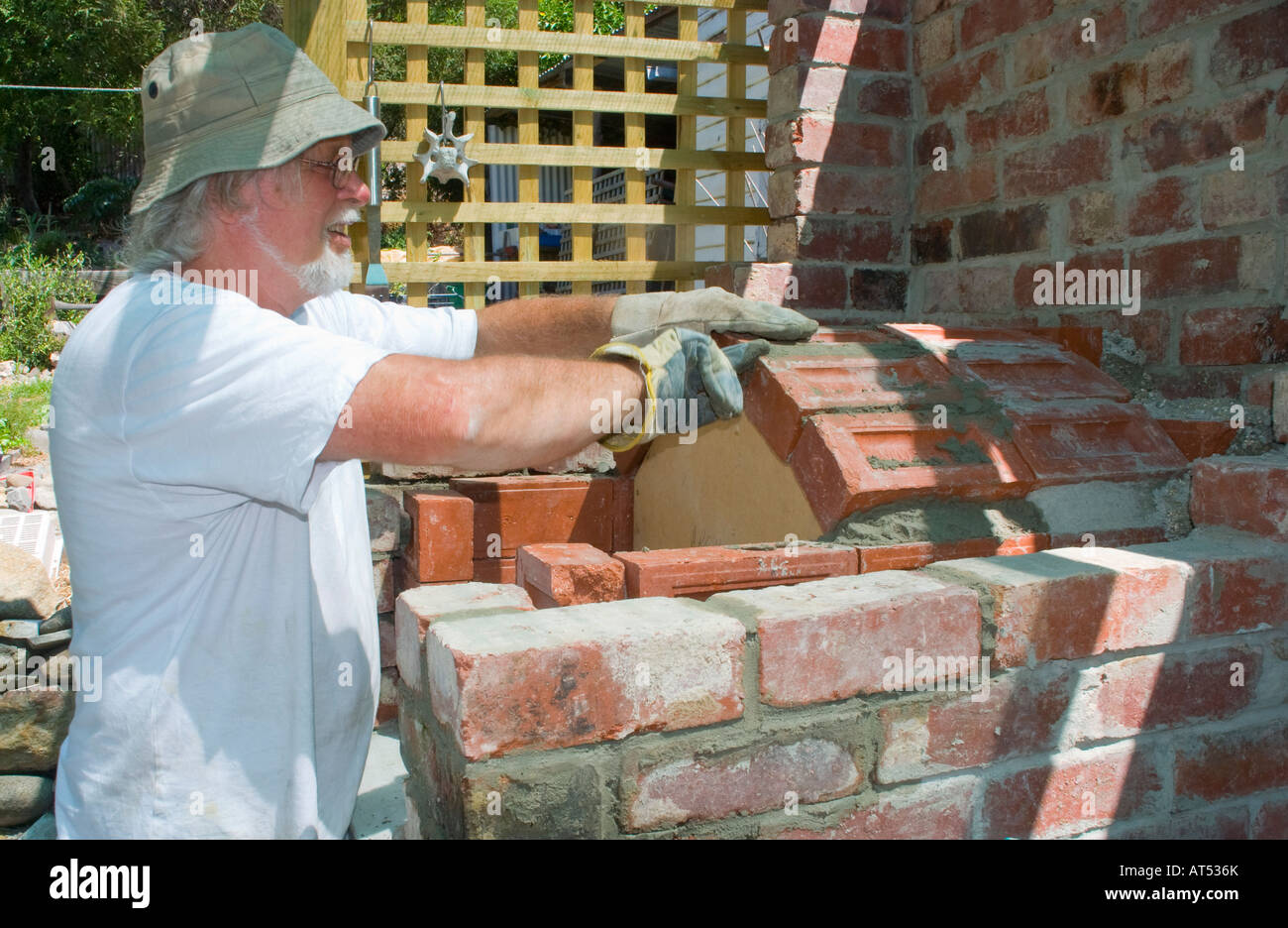 Menschen bauen einen Steinofen mit Schalung an Stelle für die Unterstützung des Tresor-Bogens im freien Stockfoto