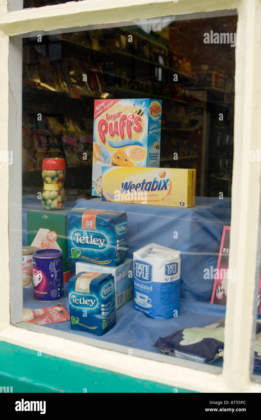 Anzeige von Haushaltswaren und Lebensmittel in einem Schaufenster, Bala, Gwynedd, Nordwales - eine Reminiszenz an die fünfziger Jahre Stockfoto