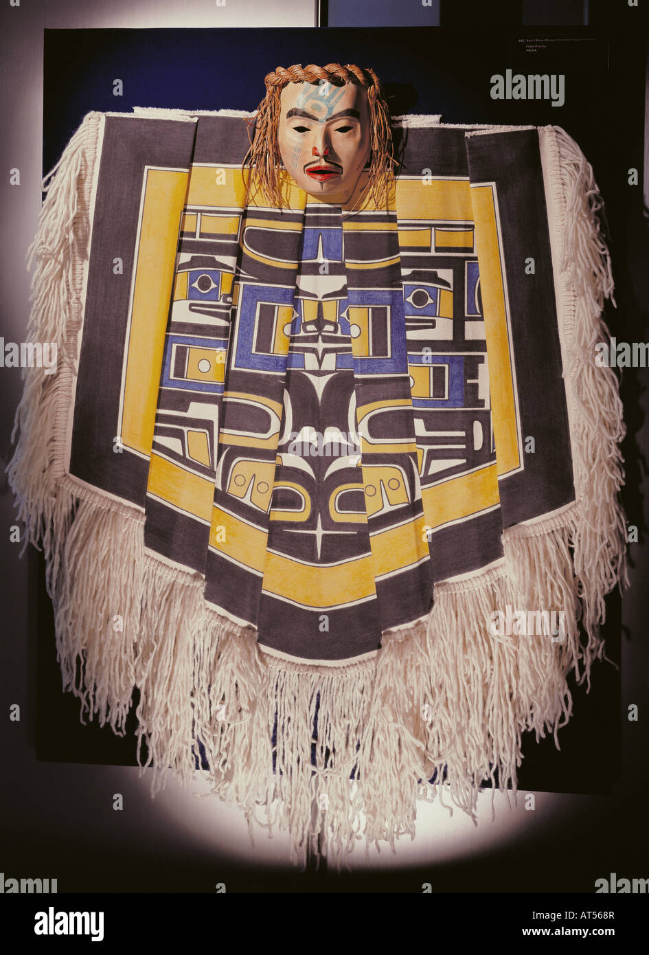 Bildende Kunst, Amerika, Kanada, Indianer, Skulptur, Ritual, Maske und der schamane Robe der Haida, lackiert, Eigentum der kanadischen Regierung, kanadischen Artist's Urheberrecht nicht geklärt zu werden. Stockfoto