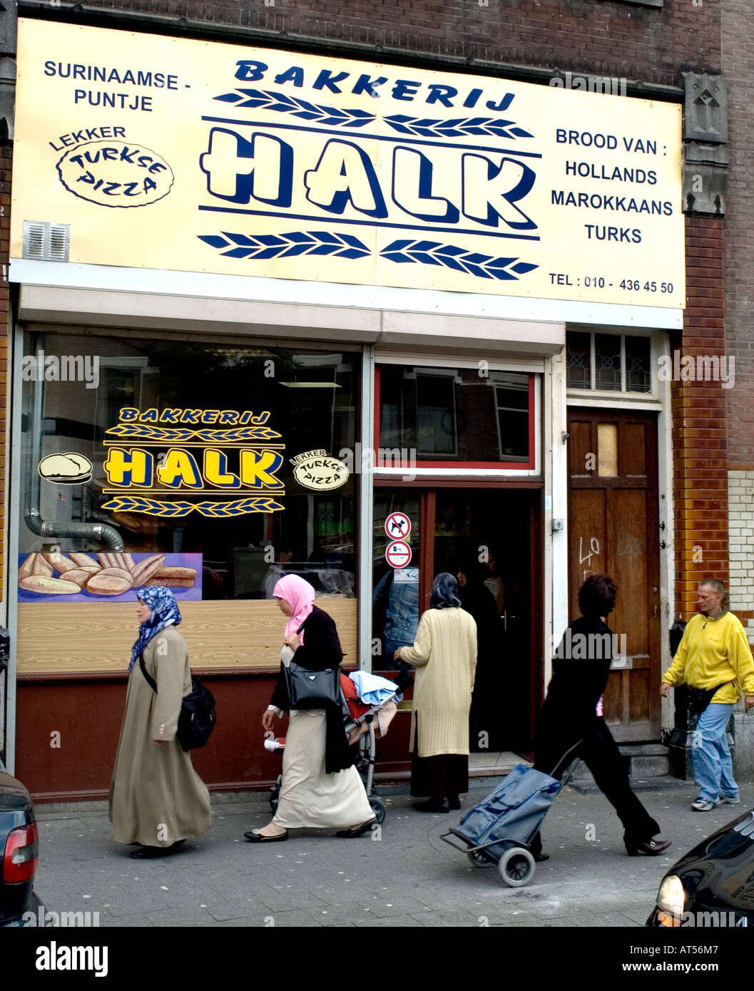 Rotterdam Middellandstraat, ist eine sehr lange Straße mit vielen internationalen Geschäften. Bäckerei Halk Niederlande Stockfoto