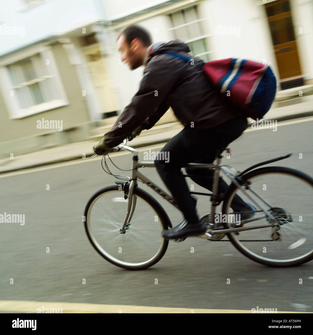 bärtige Bart tragen Schüler Radfahrer mit Seesack in Oxford Stockfoto