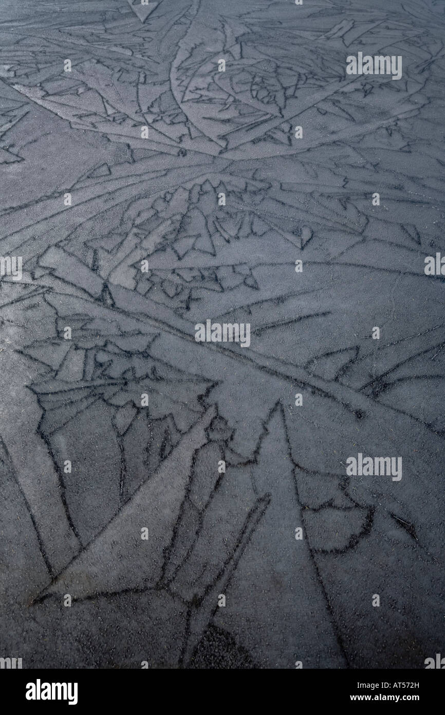 Geometrische Muster auf einem zugefrorenen See. Motive Géométriques À la Oberfläche d ' un Lac Gelé. Stockfoto