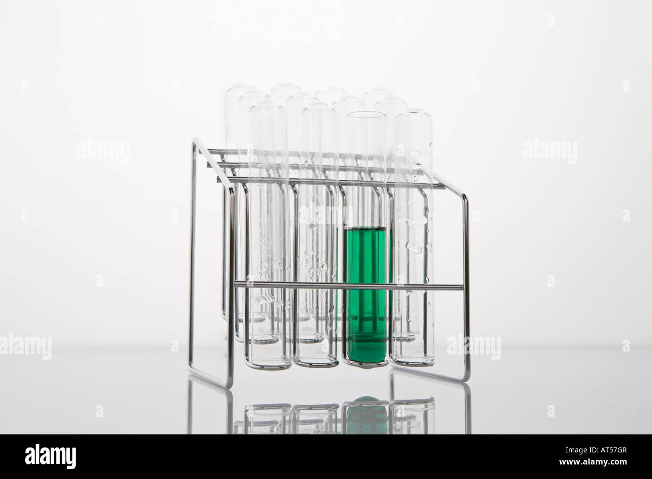 grüne Reagenzglas Röhren Glas Chrom Metall Stockfoto