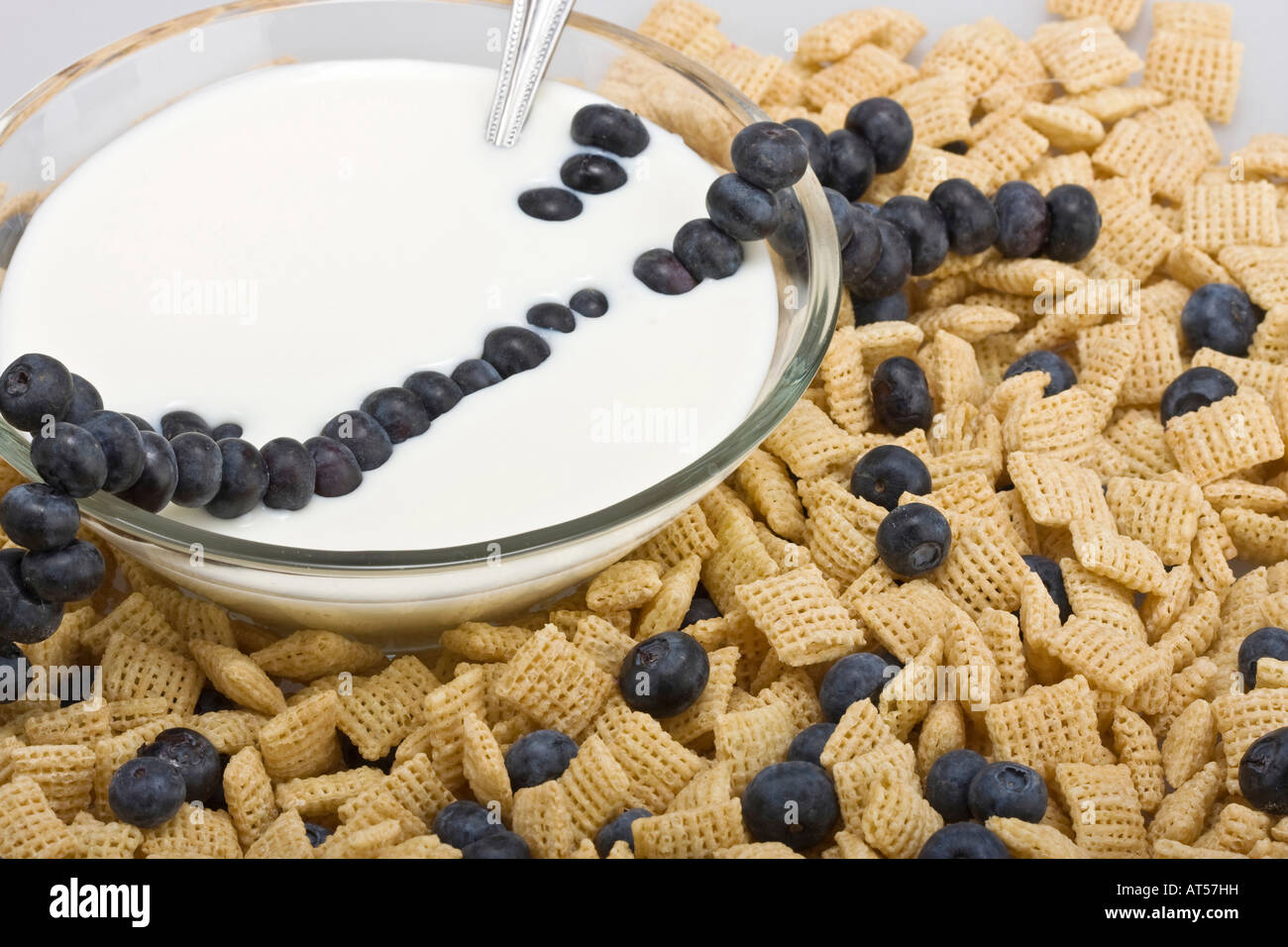 Die Schachtel mit Müsli und Heidelbeeren in einer Glasschale mit einer MilchNahaufnahme von oben Bilder horizontal in den USA hochauflösende Bilder Stockfoto