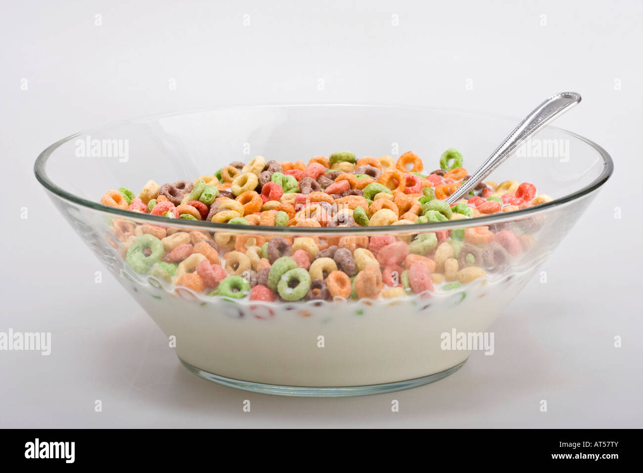 Farbenfrohe Cheerios-Ringe in einer Glasschale mit Milch von oben Bilder Fotos Fotografie Verkauf auf alamy horizontal in USA US hochauflösend Stockfoto