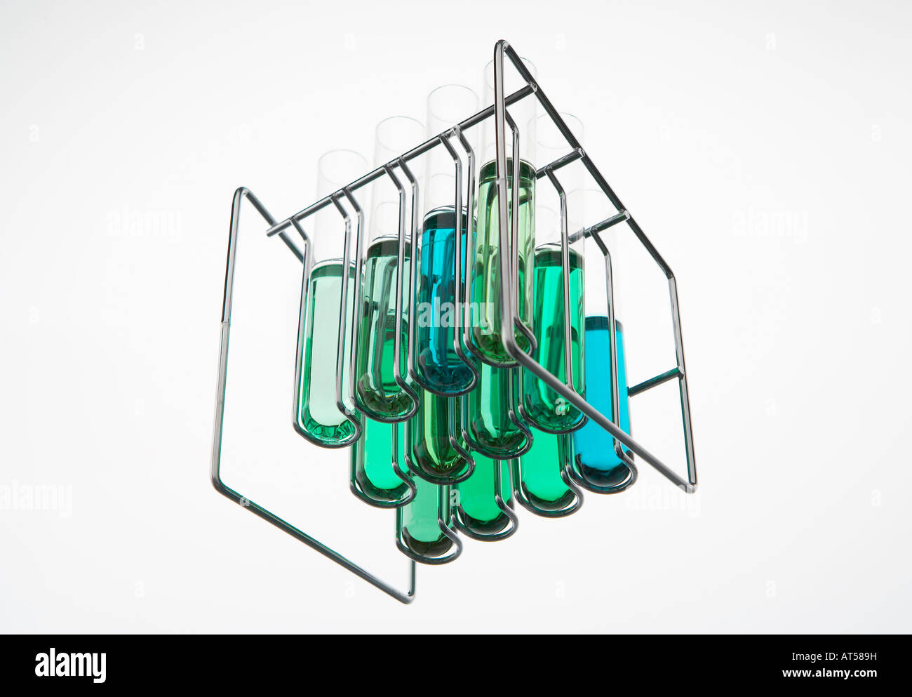 grüne Reagenzglas Röhren Glas Chrom Metalldraht Stockfoto