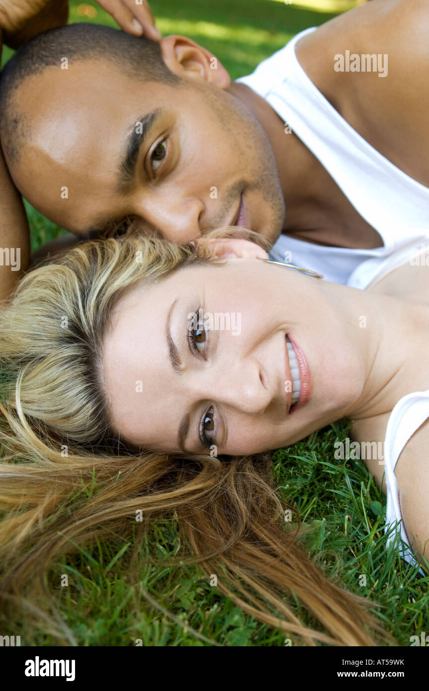 Multi-ethnischen Paar Festlegung auf Gras Stockfoto