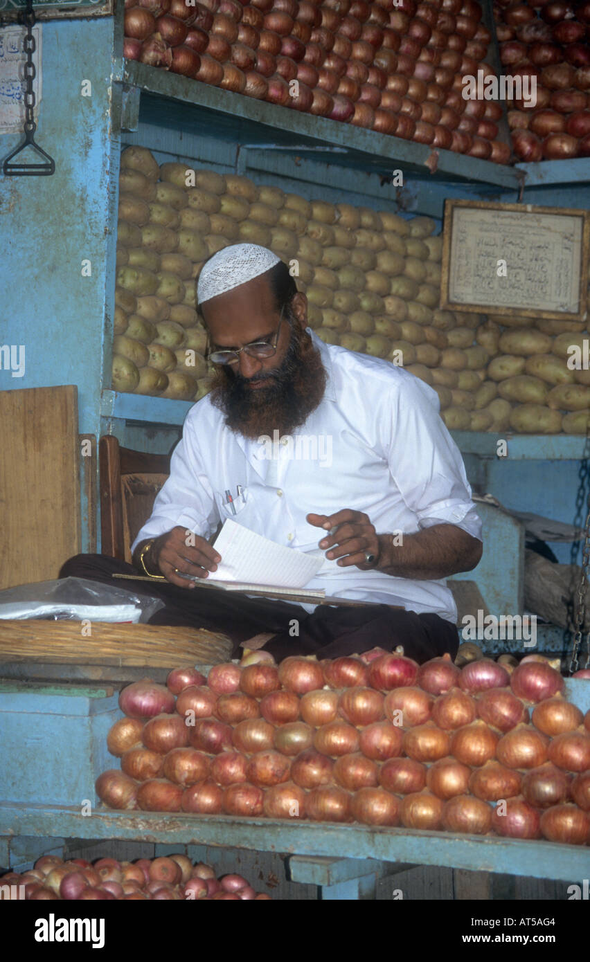 Verkauf von Zwiebeln in Bombay/Mumbai Gemüsemarkt Stockfoto