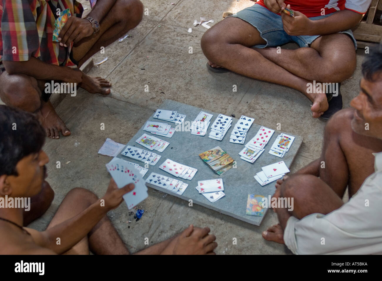 Illegales Glücksspiel auf den Straßen - Indien Stockfoto