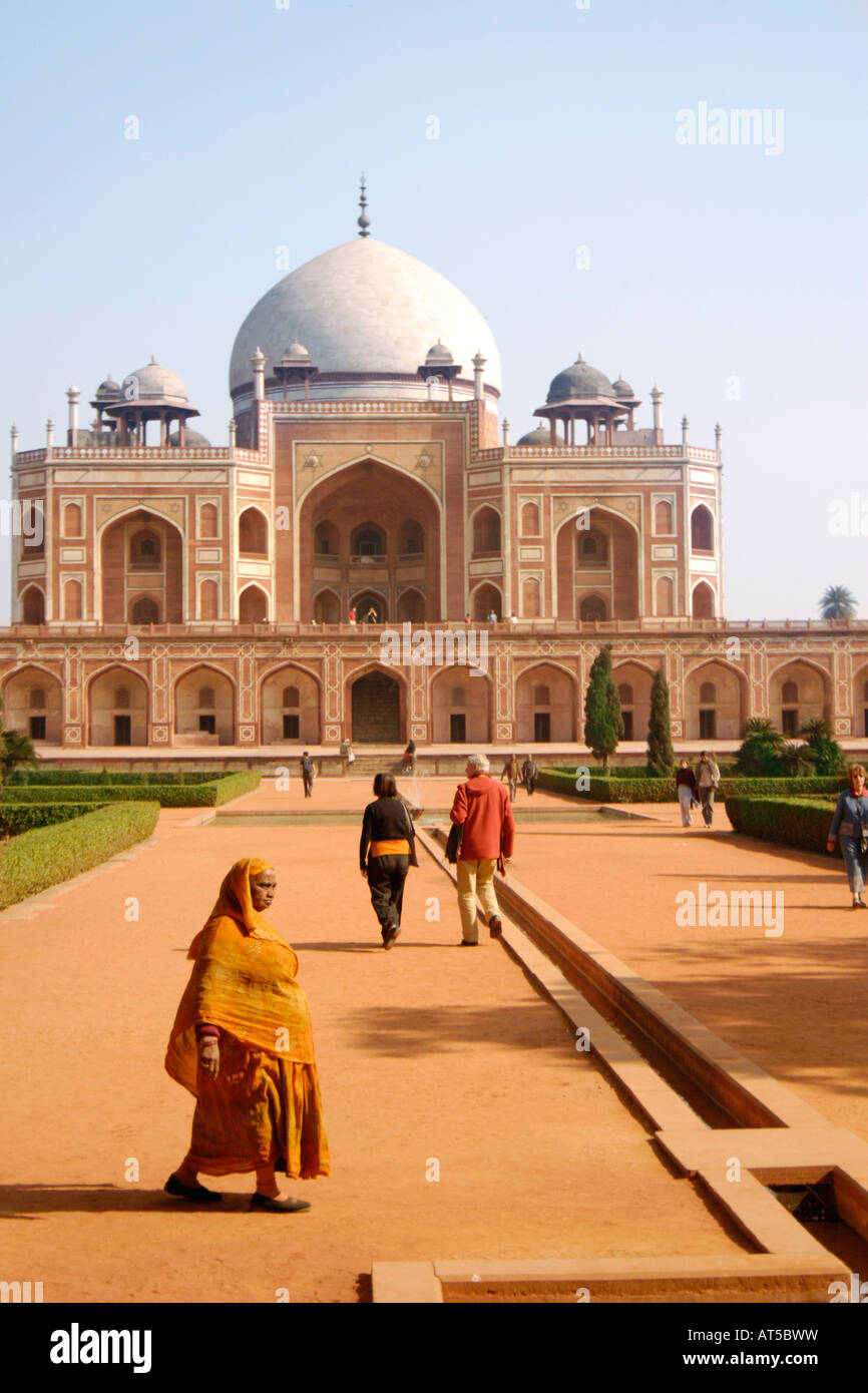 Schwangere Frau an Humayun Mahal (ähnlich dem Taj Mahal nur aus rotem Stein statt weiß) in Humayun Grab Neu-Delhi, Indien Stockfoto