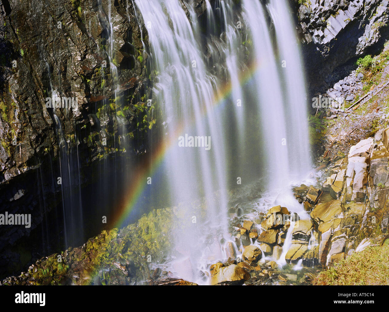 Mt. Rainier Nationalpark beachten Sie den Regenbogen in die Nebel der Narada Falls. Stockfoto