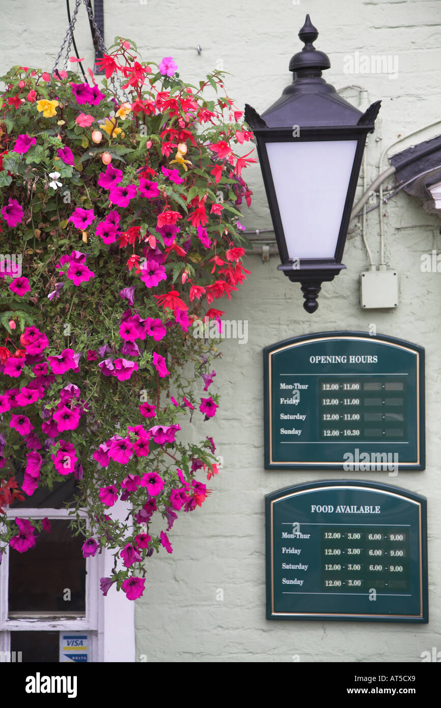 Detail der Anchor Pub Äußeres mit hängenden Korb, Lampe und Zeichen der Öffnungszeiten, Woodbridge, Suffolk, England, Großbritannien Stockfoto