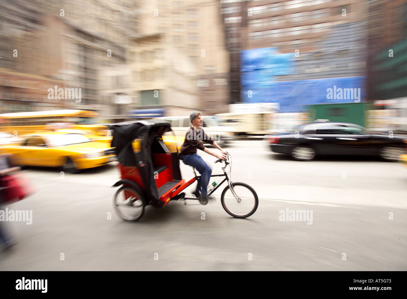 Dreirad Fahrrad bewegt durch den Verkehr in New York Stockfoto