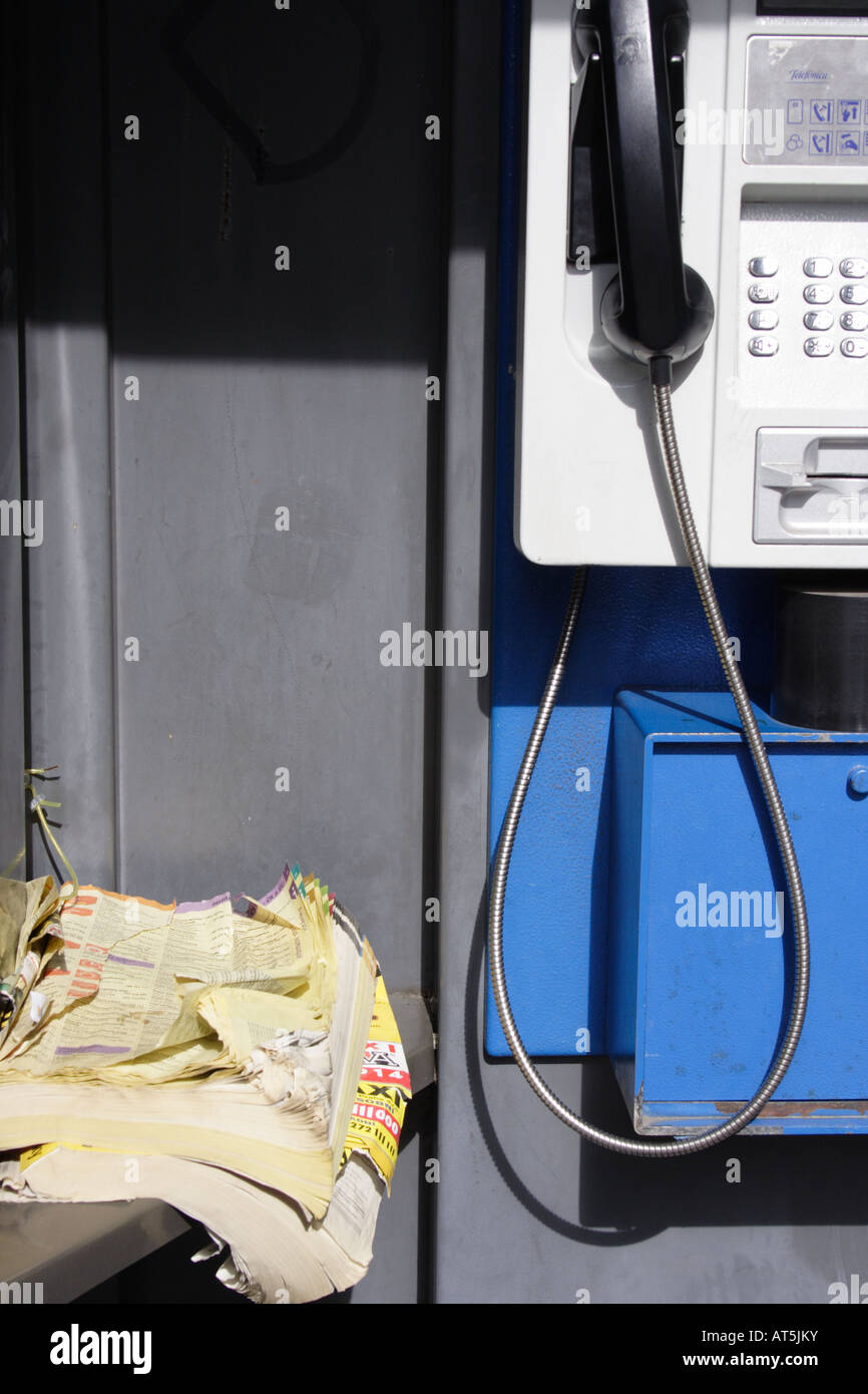Telefonbuch gelbeseiten gerissen Telefonzelle Stockfoto