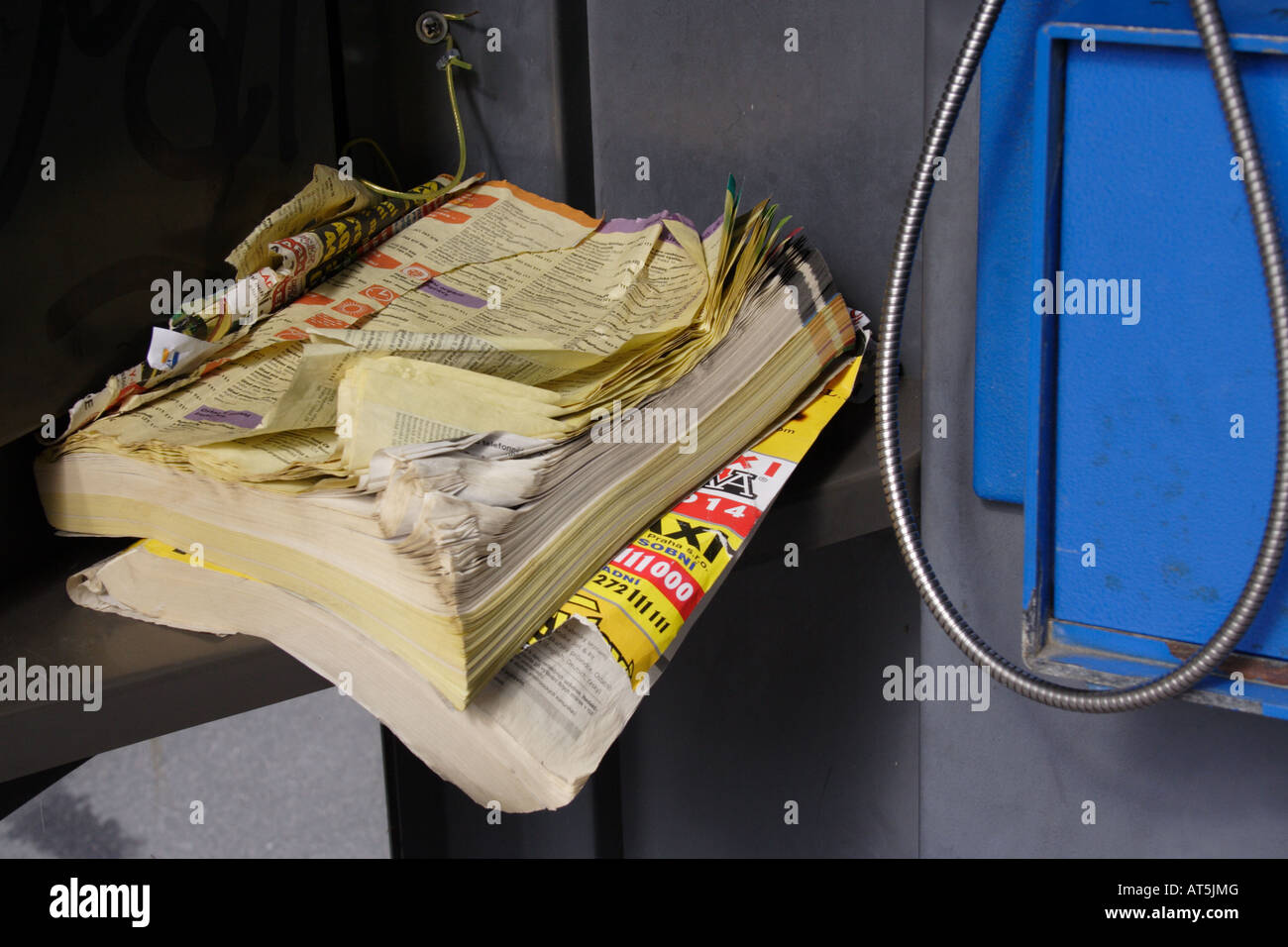 Telefonbuch gelbeseiten gerissen Telefonzelle Stockfoto