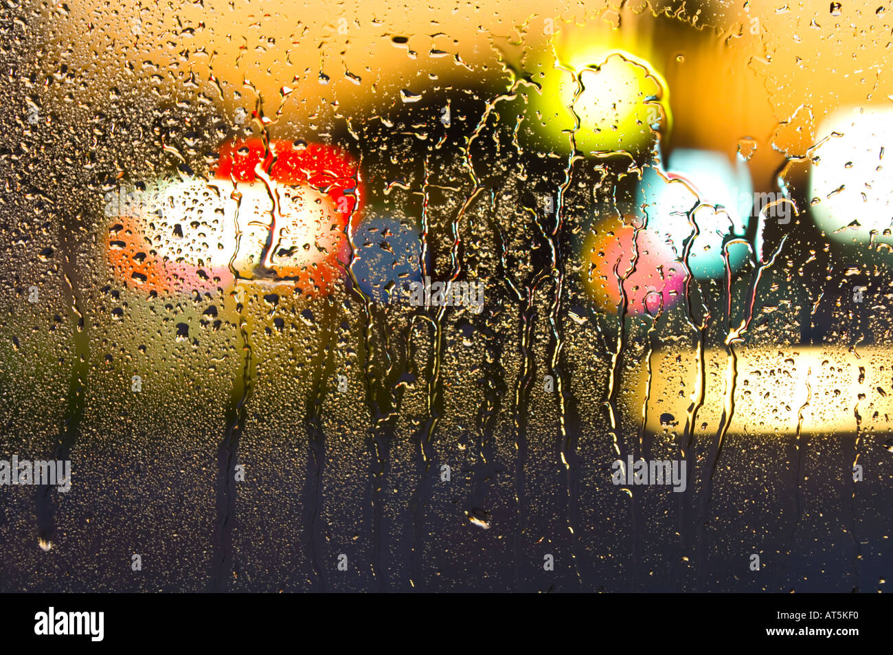 Verkehr in starkem Regen Sturm mit hellen Lichtern und Regen gestreift Windschutzscheibe verlangsamt Stockfoto