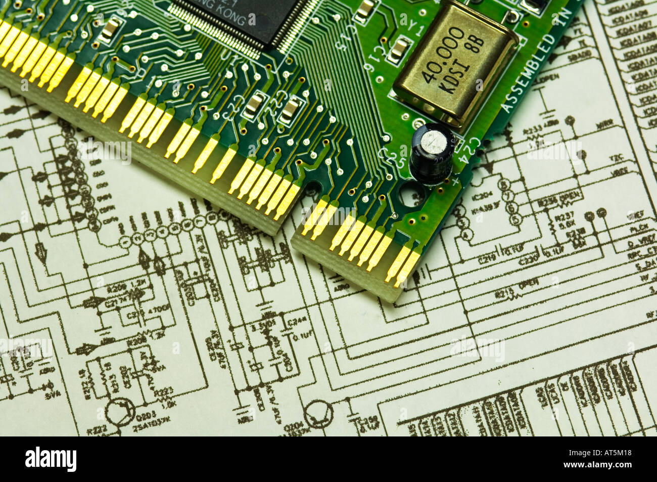 Leiterplatte und schematische Zeichnung eines elektronischen Plans Stockfoto