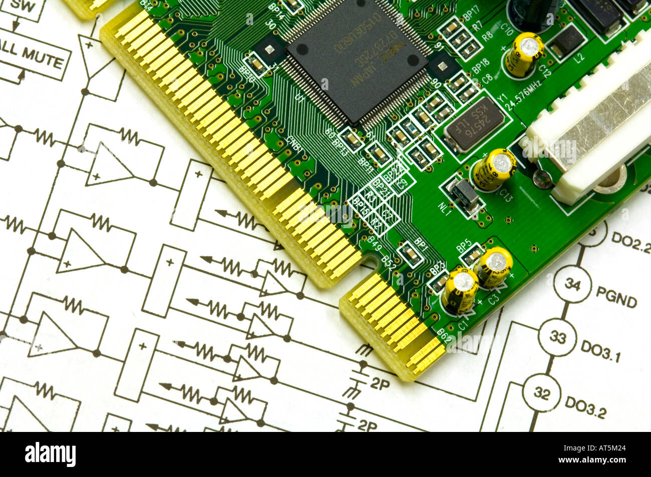 Leiterplatte und schematische Zeichnung eines elektronischen Plans Stockfoto