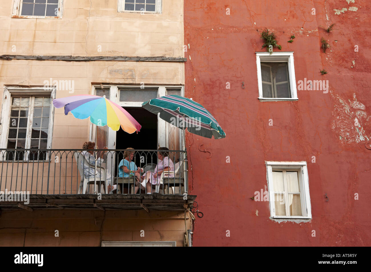 Frauen im Chat auf Balkon. French Quarter von New Orleans, Louisiana, USA. Stockfoto