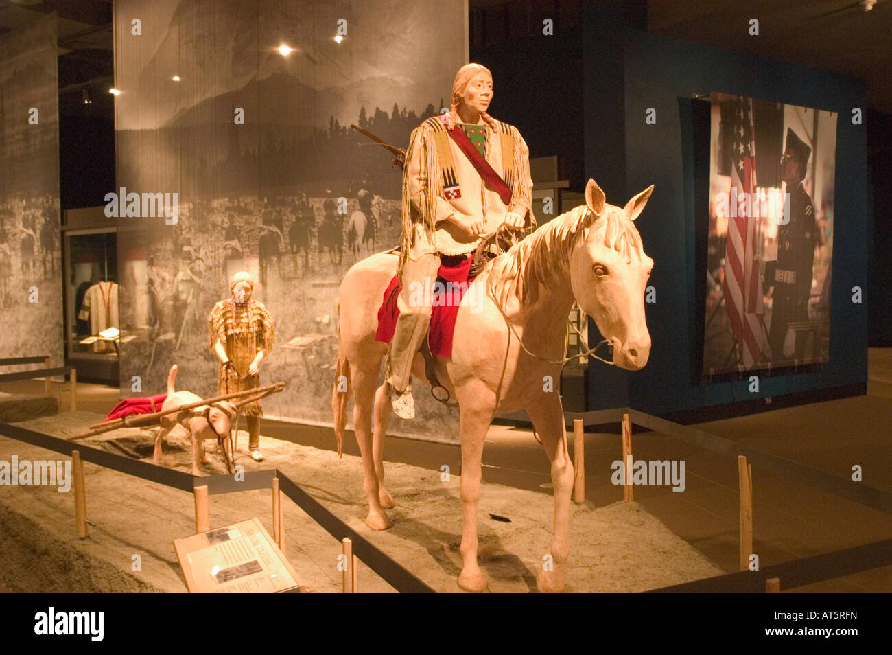 Cody, WY zeigt eine lebensechte Ausstellung an das Buffalo Bill Historical Center Plains Indianer Museum wie Indianer gereist. Stockfoto