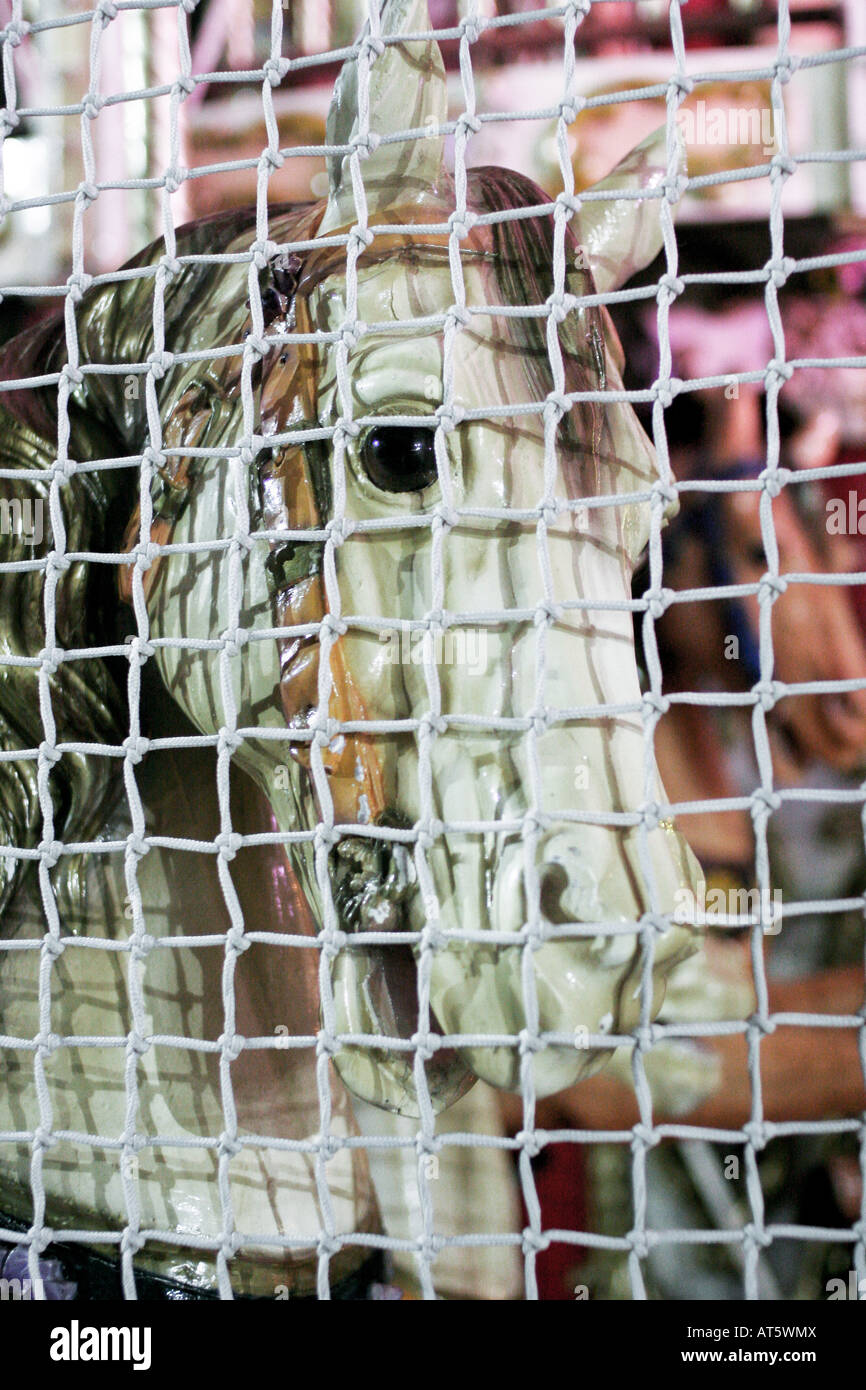 Pferd eines Karussells, Blick durch ein Netz Stockfoto