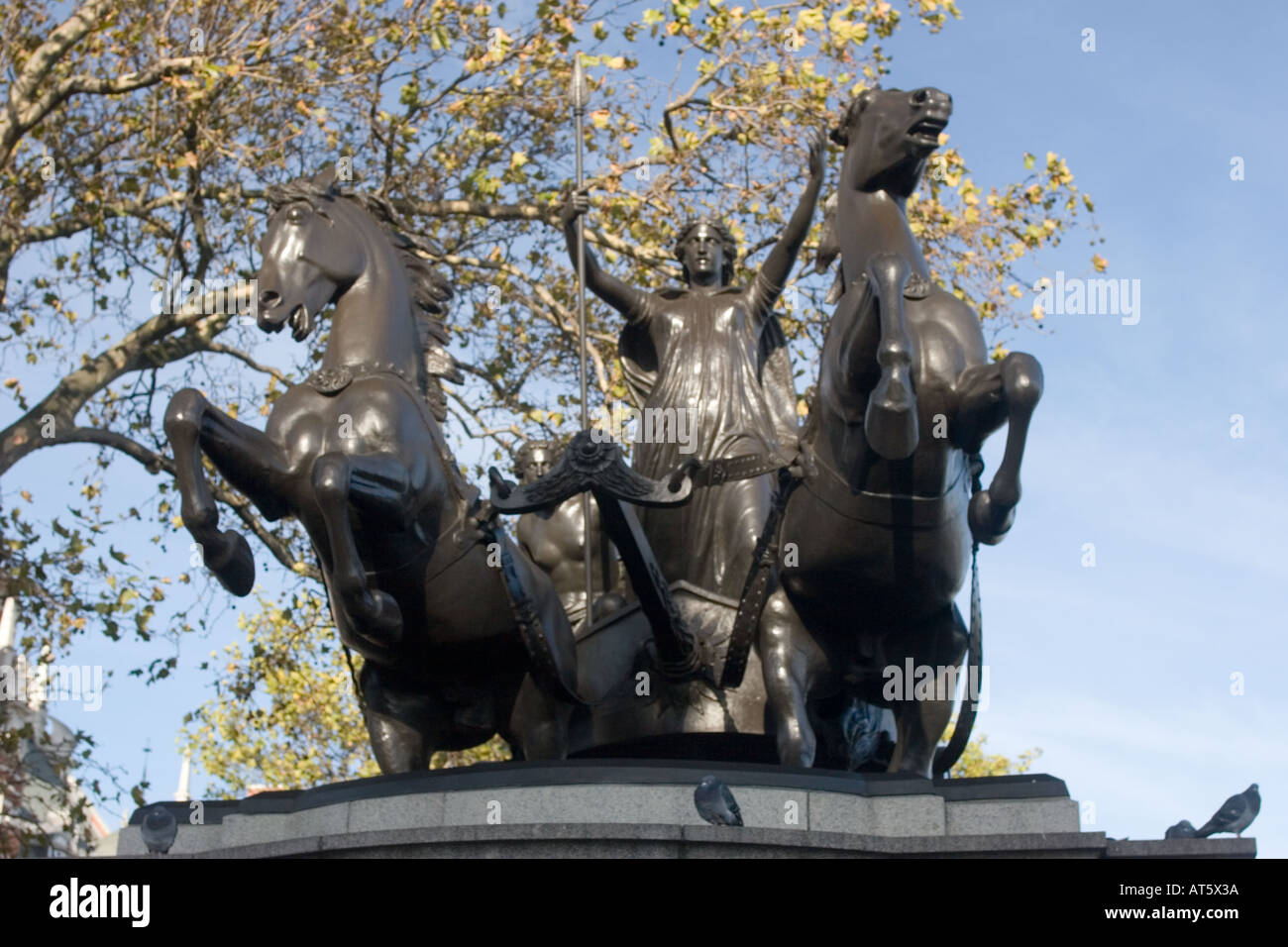 Statue der Boudicca mit Streitwagen und springen Pferde, in der Nähe von Westminster Bridge und die Häuser des Parlaments London GB UK Stockfoto