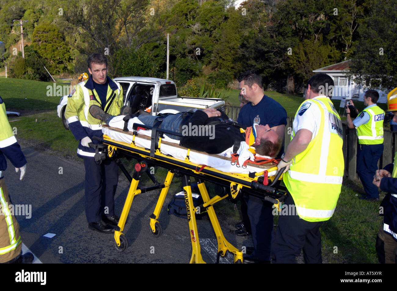 Mann auf einer Bahre von der Szene von einem Autounfall, Wellington, Neuseeland Stockfoto