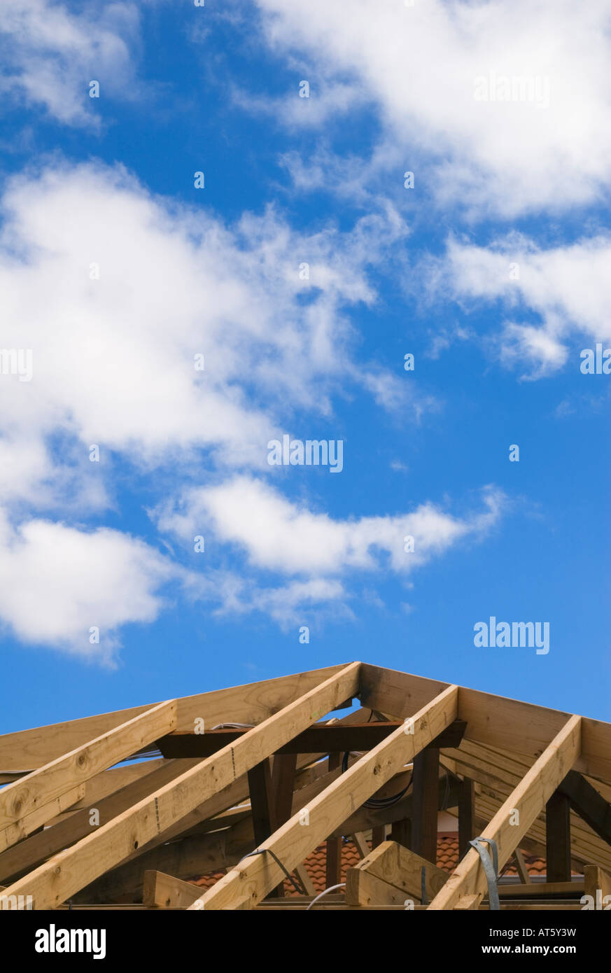 Dach unter Bau und blauer Himmel mit weißen Wolken Stockfoto