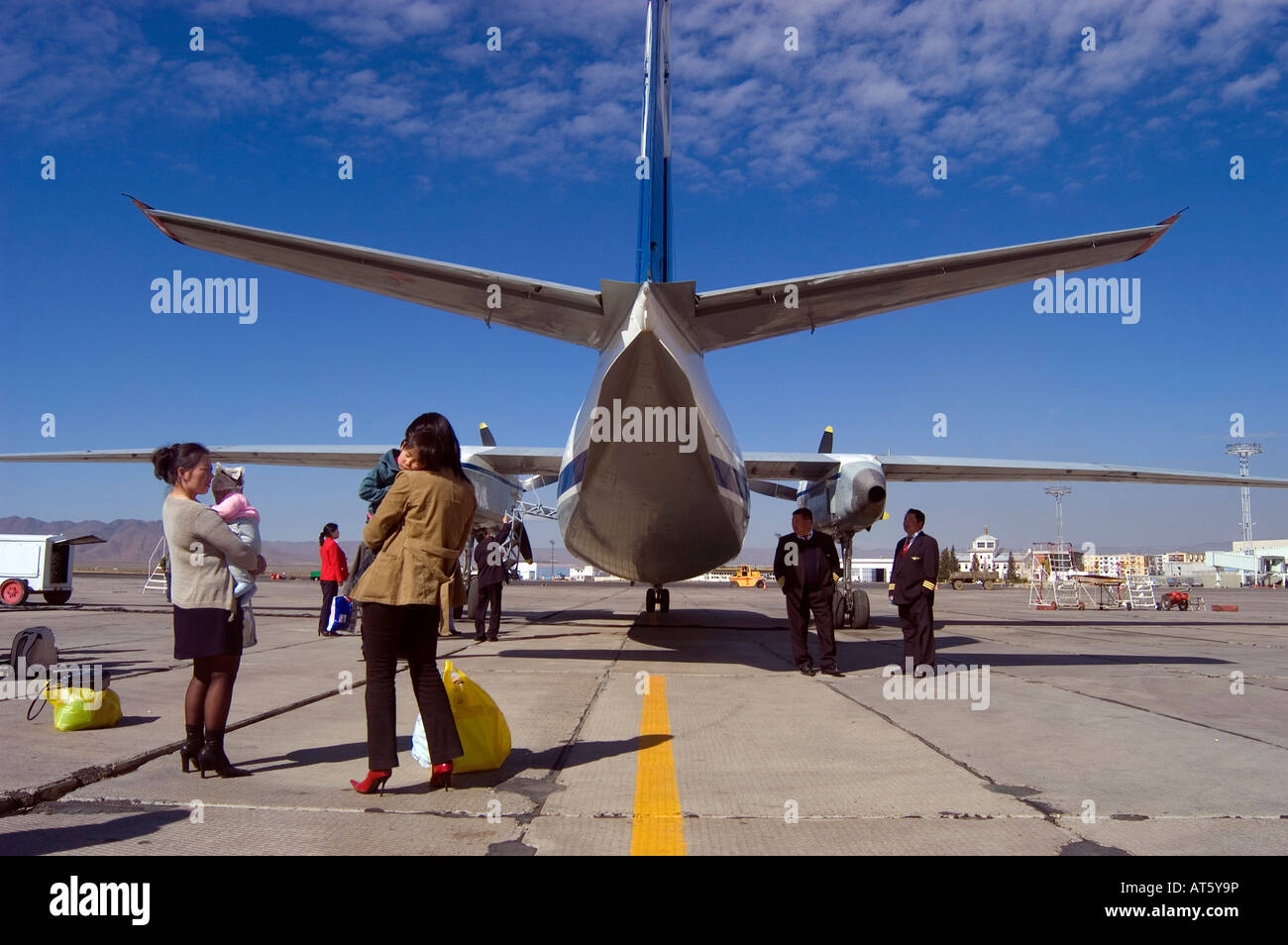 Eine russische Antonov für Airline MIAT warten während einer Flugverspätung auf dem Rollfeld in Ulan Bator, Mongolei Stockfoto