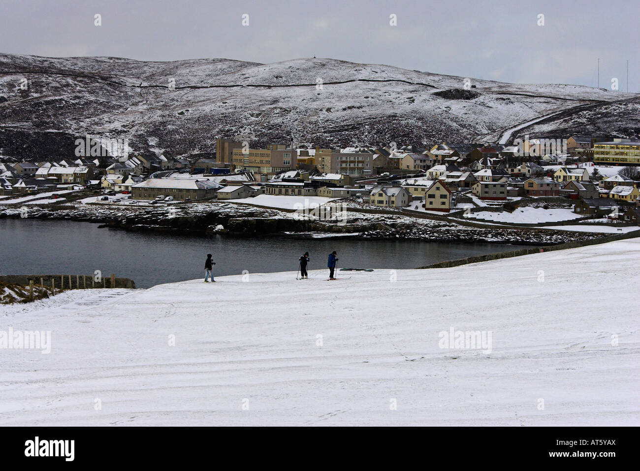 Personen Ski auf einem Snowey Hügel in der Nähe von Lerwick Stockfoto