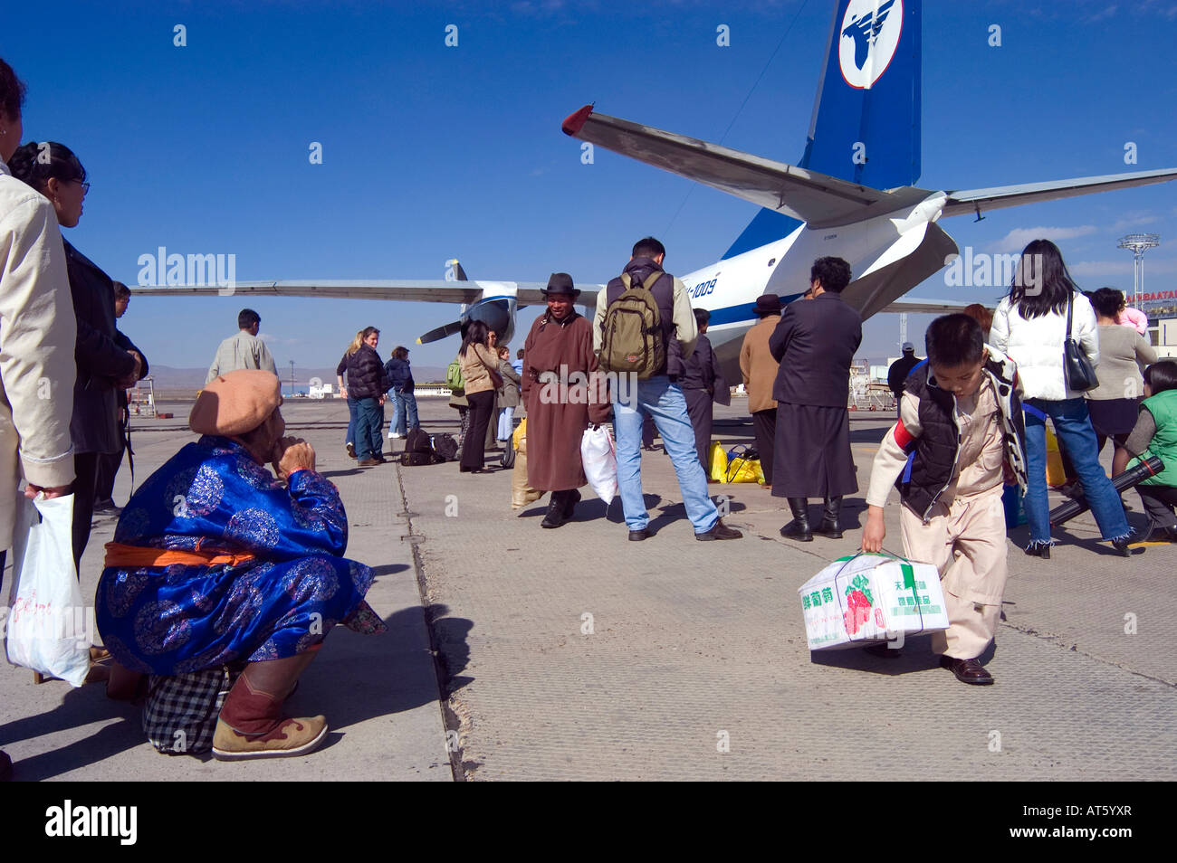 Eine russische Antonov für Airline MIAT warten während einer Flugverspätung auf dem Rollfeld in Ulan Bator, Mongolei Stockfoto