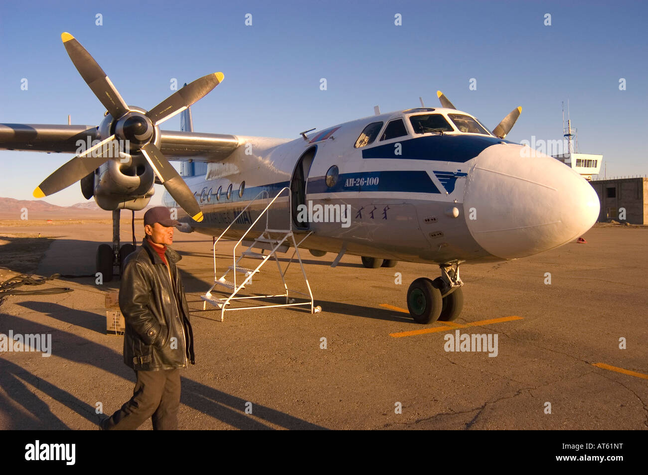 Eine russische Antonov MIAT Fluggesellschaft auf dem Rollfeld in Moron, Mongolei Stockfoto