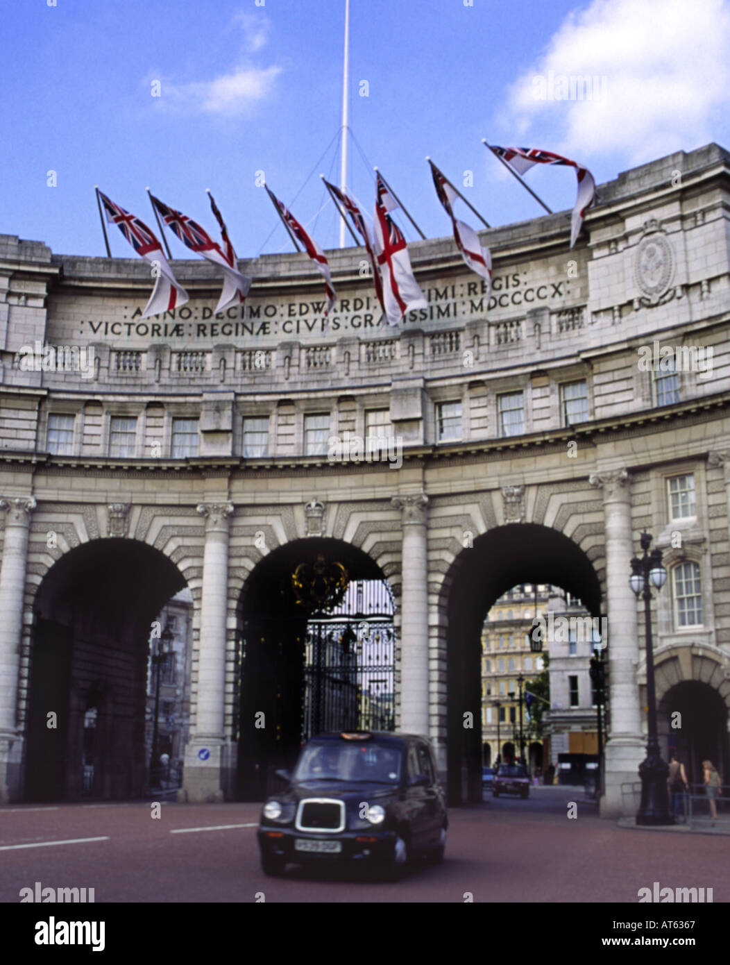 Admiralty Arch mit London-Taxi in das Einkaufszentrum Central London England UK Stockfoto