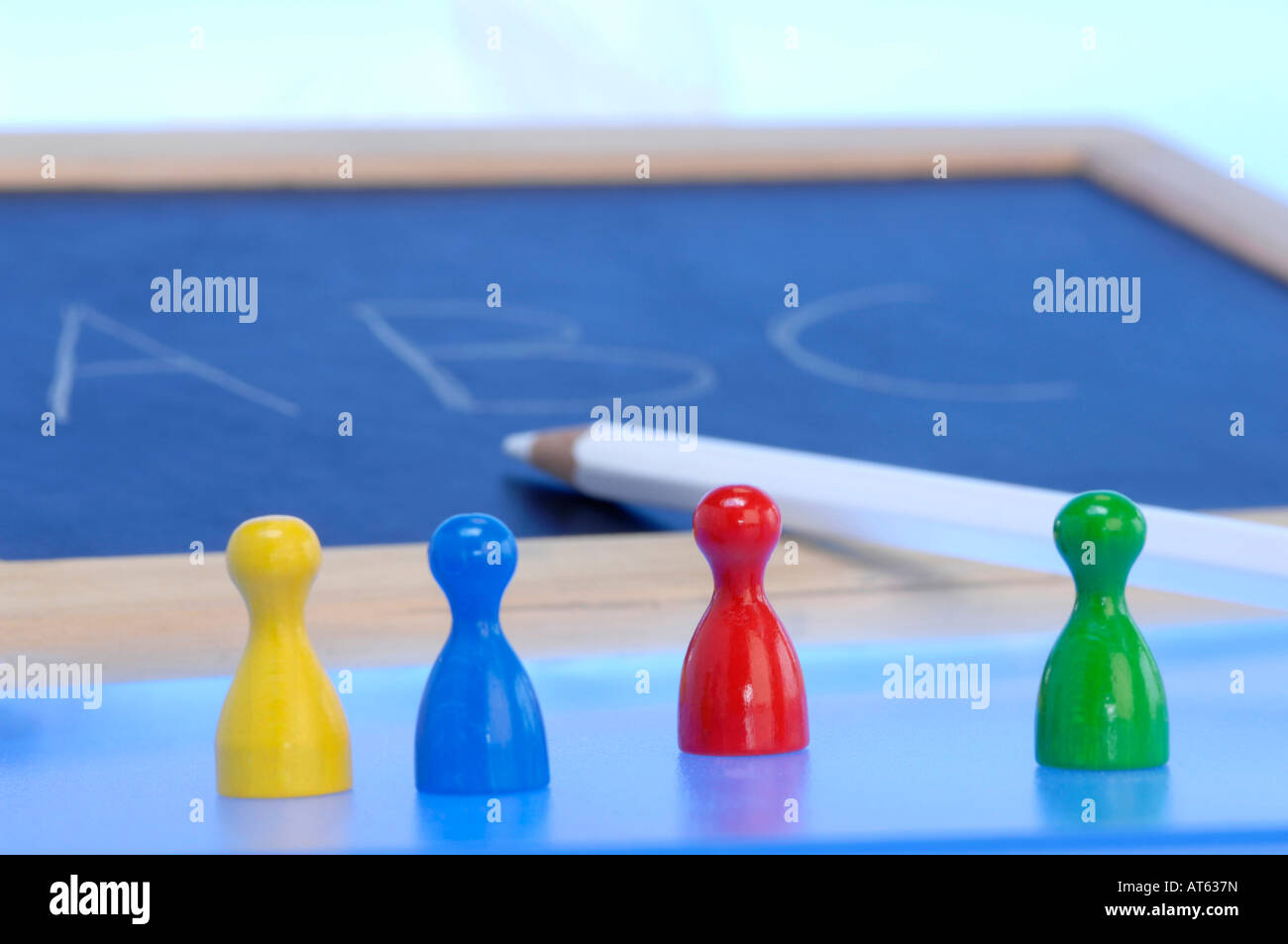 Tafel mit Stift und Spielsteine, close-up Stockfoto