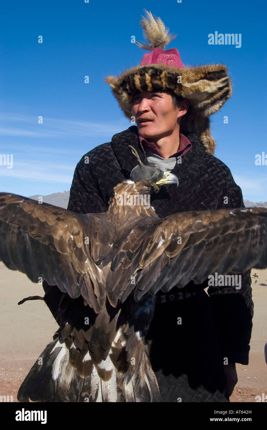 Ein Adler-Jäger bereitet seinem Adler für Zuschauer bei den jährlichen Adler Jagd Festival Bayan Olgi, Mongolei zu demonstrieren Stockfoto