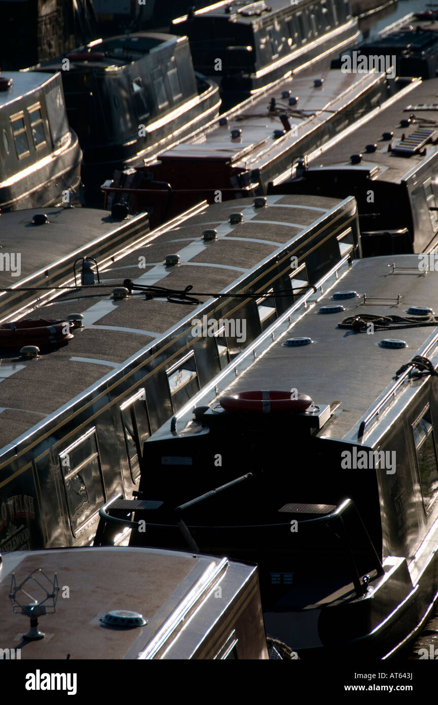 Schiffe vor Anker auf der Llangollen Canal Trevor Becken durch das Pontcysyllte-Aquädukt-Nord-Wales 11. Februar 2008 Stockfoto