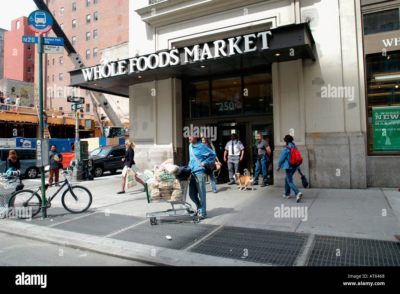 Kunden und Fußgänger außerhalb Whole Foods Market Stockfoto